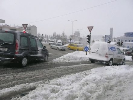 Ministria e Infrastrukturës njofton se rrugët janë të kalueshme përkundër reshjeve të borës por thërret për kujdes të shtuar