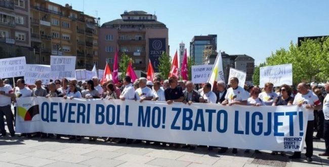Punëtorët në Kosovë protestojnë sot kundër vdekjeve në vendin e punës, pagave të ulëta dhe padrejtësive në punë