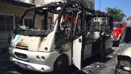 Tragjedi në Krujë: nga zjarri në autobus vdes një grua, lëndohen 11 të tjera