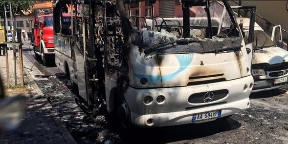 Policia e Shtetit sqaron shkaqet e djegies së autobusit në Krujë