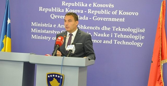 Ministria e Arsimit e ndalon përdorimin e thëngjillit për ngrohje në institucionet e arsimit parauniversitar në gjithë vendin