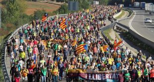 Protestuesit katalunjas bllokuan autostradën afër qytetit Girona duke ndaluar mijëra makina dhe kamionë