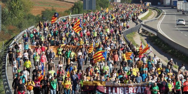 Protestuesit katalunjas bllokuan autostradën afër qytetit Girona duke ndaluar mijëra makina dhe kamionë