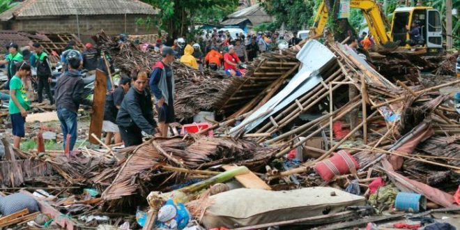 Një dallgë cunami, që pasoi shpërthimin e një vullkani, ka lënë të vrarë të paktën 168 veta në Indonezi
