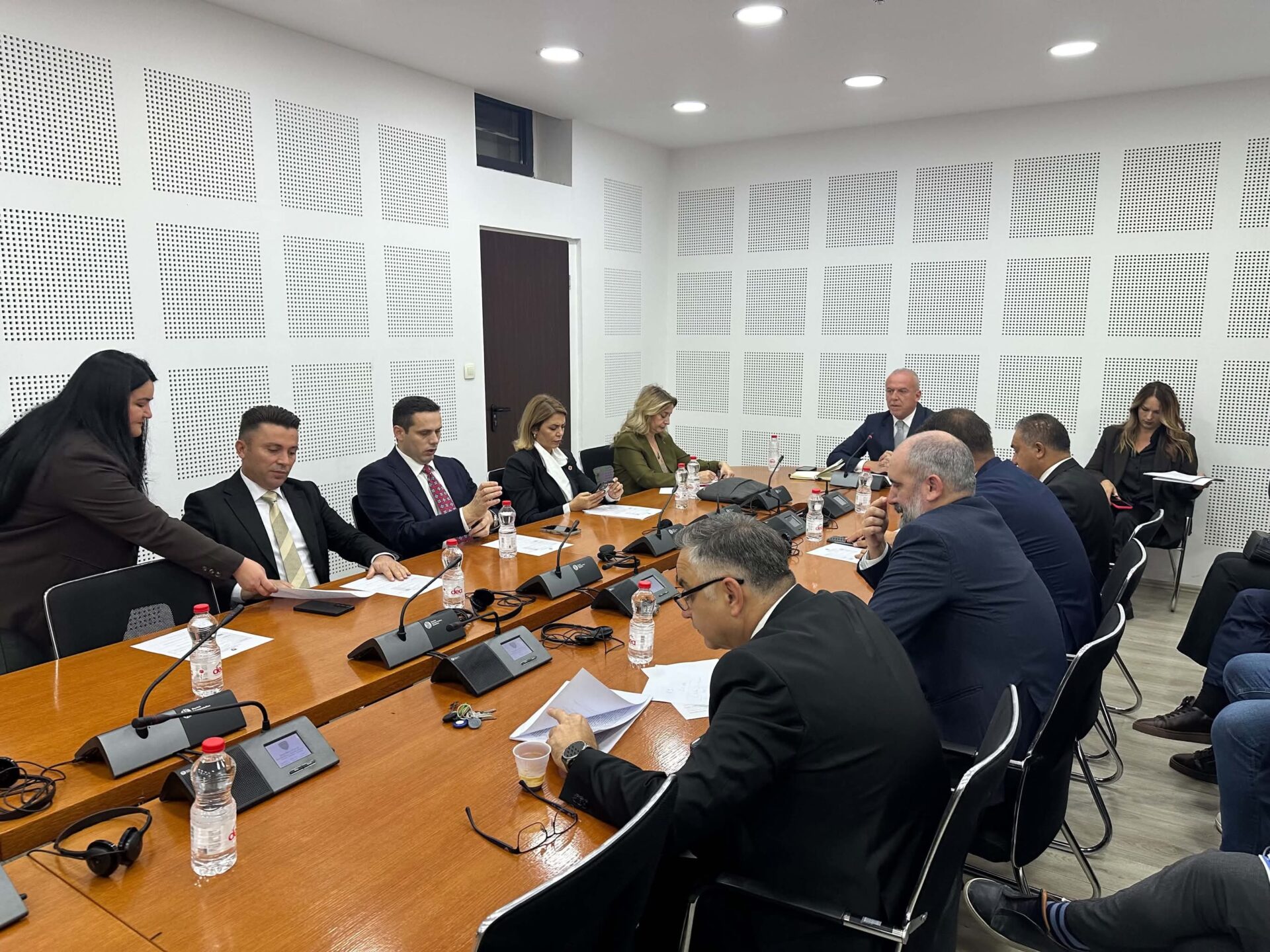 Nëntë vota pro  asnjë kundër   Komisioni i jep dritën e gjelbër ndryshimit të Ligjit për Specialen 