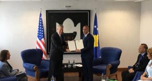 Kryeministri Haradinaj e dekoron ambasadorin Delawien me “Hartën e artë të Kosovës”, si shenjë nderimi dhe respekti