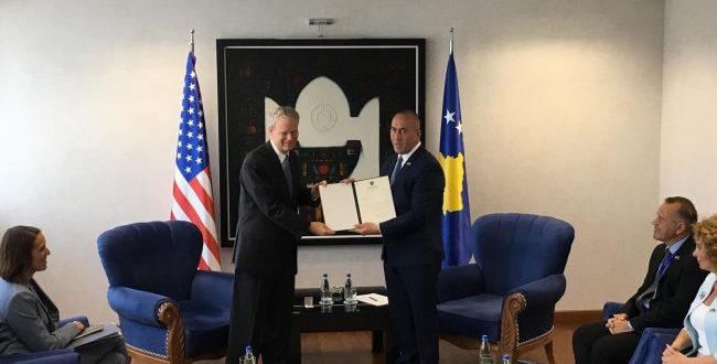 Kryeministri Haradinaj e dekoron ambasadorin Delawien me “Hartën e artë të Kosovës”, si shenjë nderimi dhe respekti