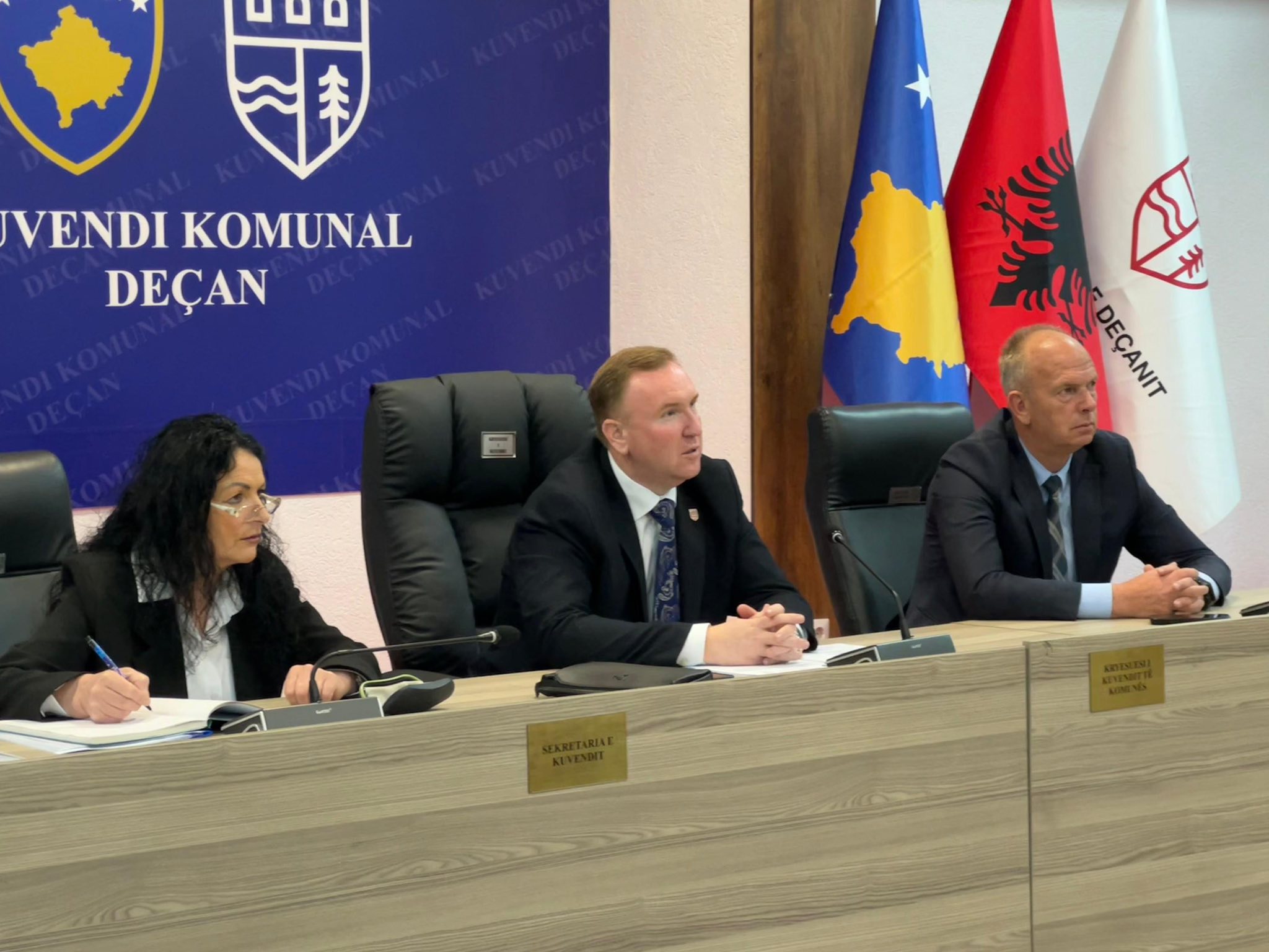 Në Deçan u mbajt diskutim publik lidhur me taksat komunale