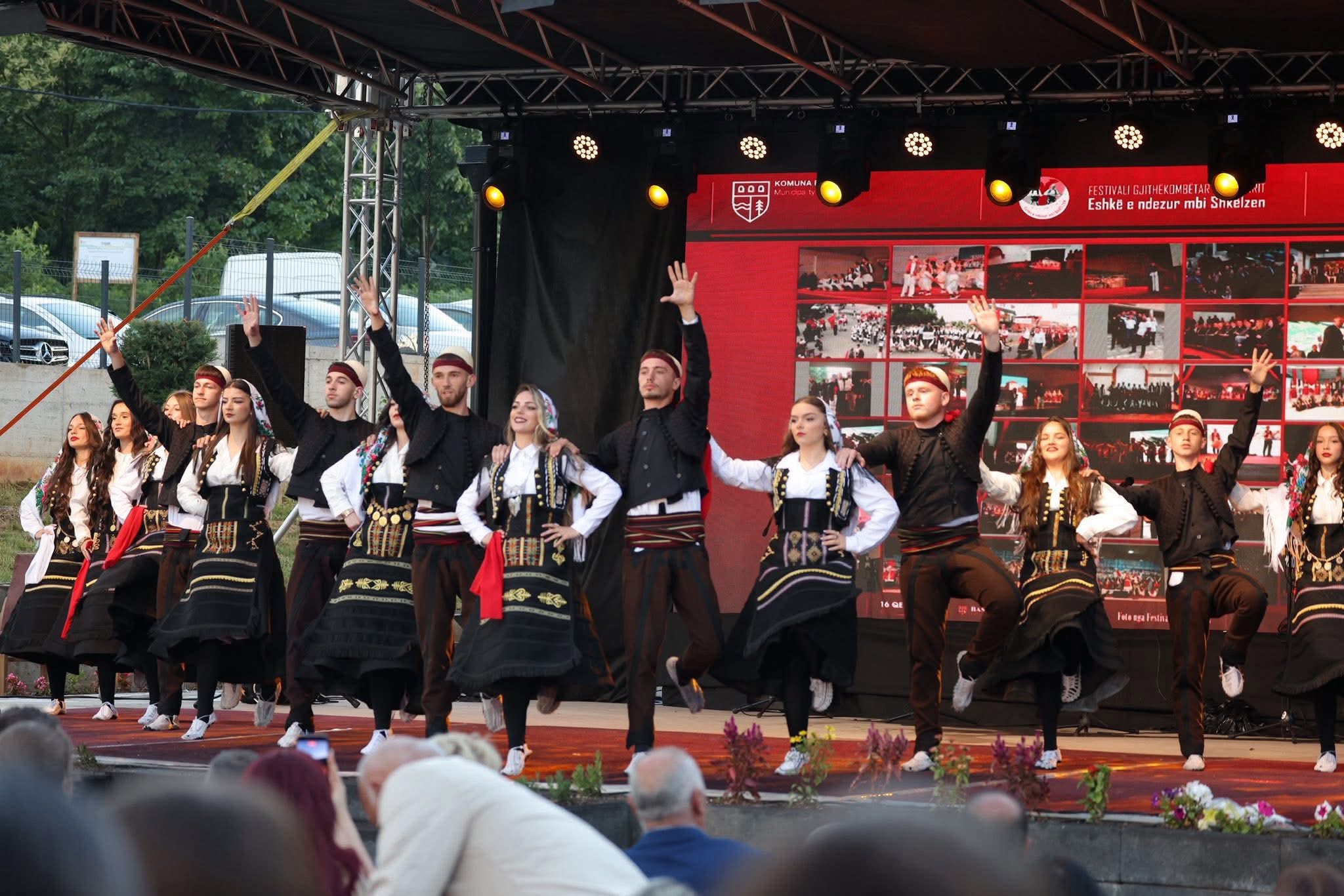 Përmbyllet me sukses Festivali Gjithëkombëtar i Folklorit  Eshkë e ndezur mbi Shkëlzen 