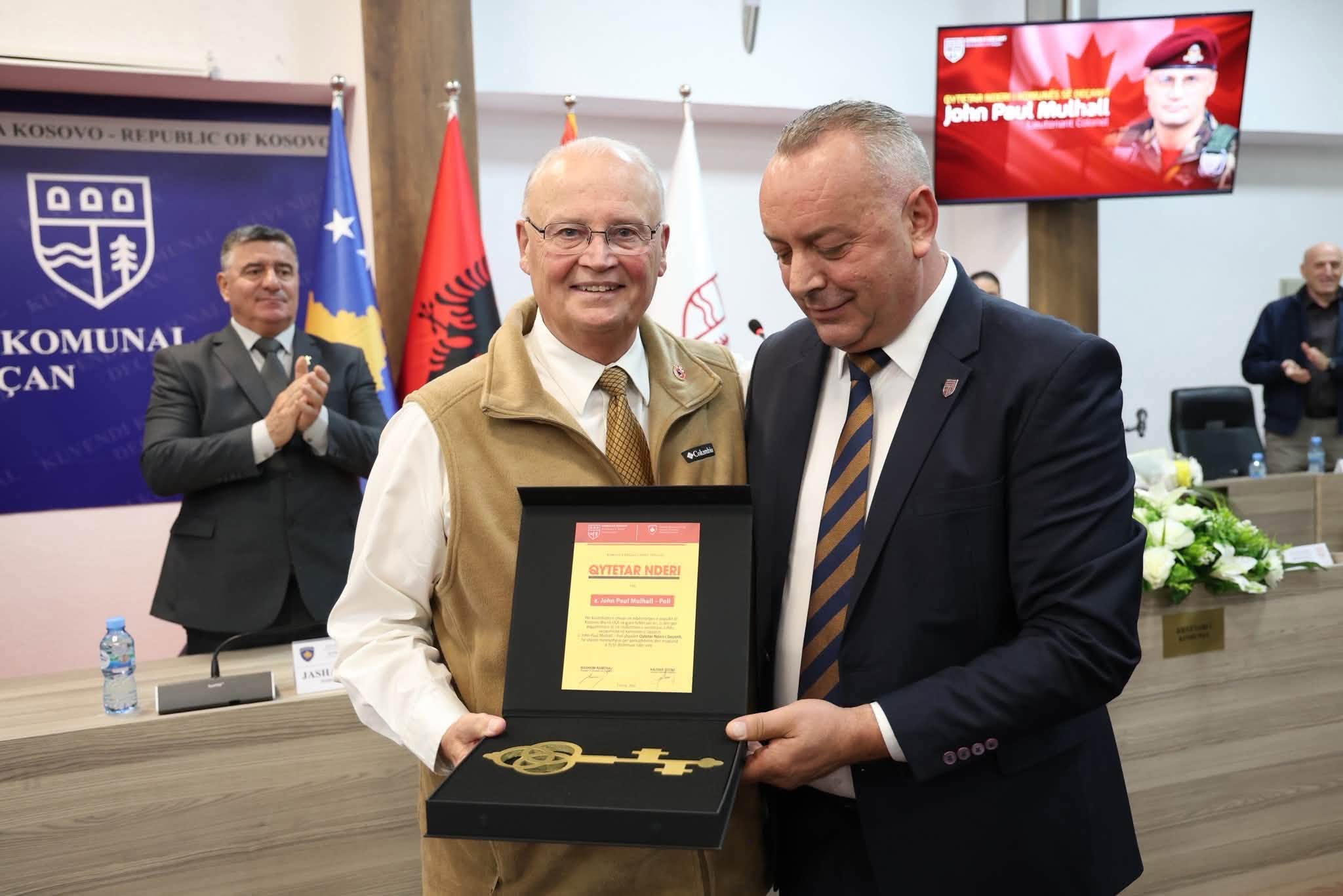 Deçani nderon me titullin  Qytetar Nderi  mikun e madh të Kosovës  John Paul Mulhall   Polin 