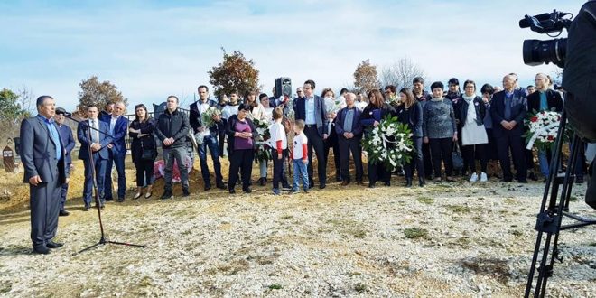 Aktivistë të Vetëvendosje, familjarë dhe miq kanë bërë homazhe të varri i Astrit Deharit në dyvjetorin e vdekjes së tij