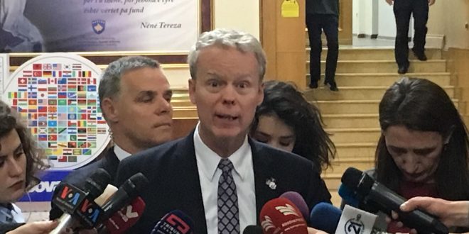 Ambasadori i ShBA-së në Prishtinë, Greg Delawie: Dhuna nuk ka vend në Kosovë, demarkacioni të votohet sot