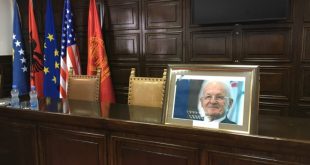 Në Universitetin e Prishtinës, u mbajt mbledhja komemorative në nderim të Simbolit të Rezistencës Kombëtare, Adem Demaçi