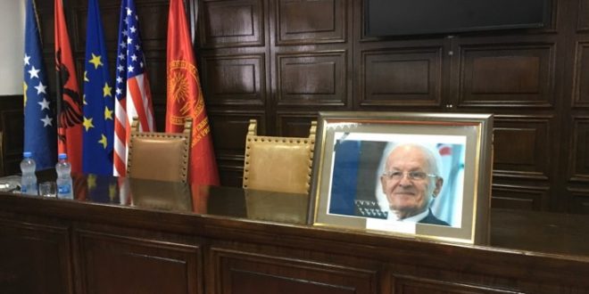 Në Universitetin e Prishtinës, u mbajt mbledhja komemorative në nderim të Simbolit të Rezistencës Kombëtare, Adem Demaçi