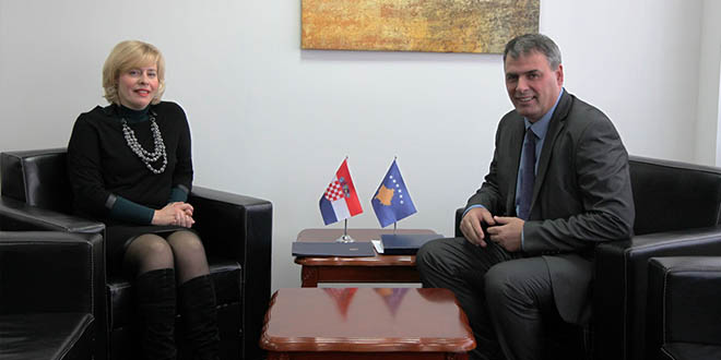 Ministri Demolli priti në takim ambasadoren kroate, Kapitanoviq