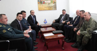 Ministri Demolli priti në një takim zëvendës-ministrin e Mbrojtjes të Maqedonisë, z. Bekim Maksuti
