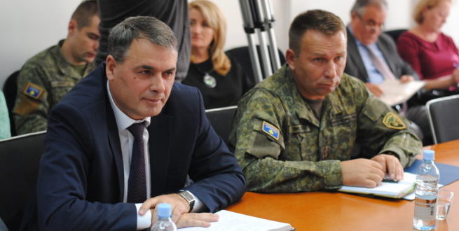 Ministri i FSK-së Demolli me komandantin, Rama, u priten takim nga atasheu amerikan i Mbrojtjes, kolonel Jeffry Fischer