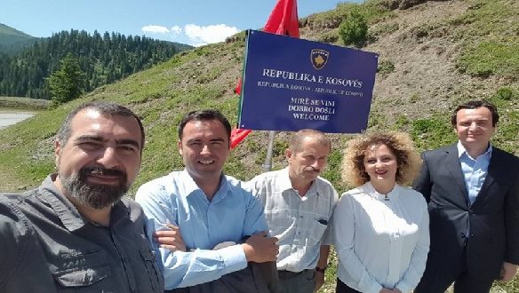 Deputetët e VV-së vizitojnë një tabelë kufitare në kufirin me Malin e Zi