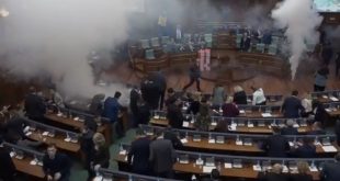 Deputetët e Lëvizjes Vetëvendosje hedhin gaz lotsjellës, Kuvendi shkon në pauzë