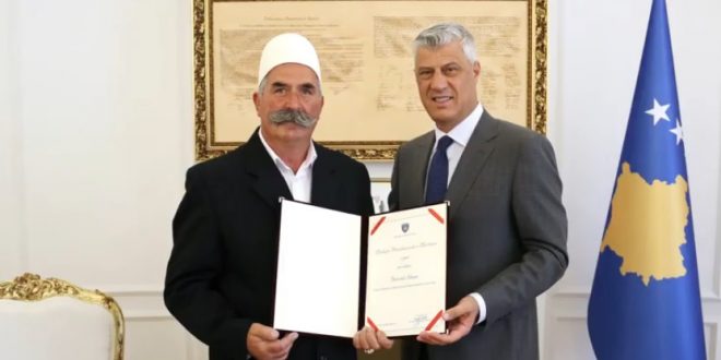Kryetari Thaçi, i ka dorëzuar Medaljen Presidenciale të Meritave, familjes së rapsodit Dervish Shaqa