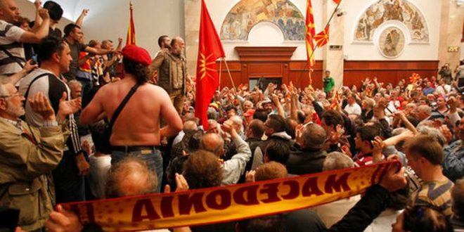 Dhuna e shfrenuar fizike e bandave të VMRO-DPMNE-së pushtoi Kuvendin pas zgjedhjes së Talat Xhaferit