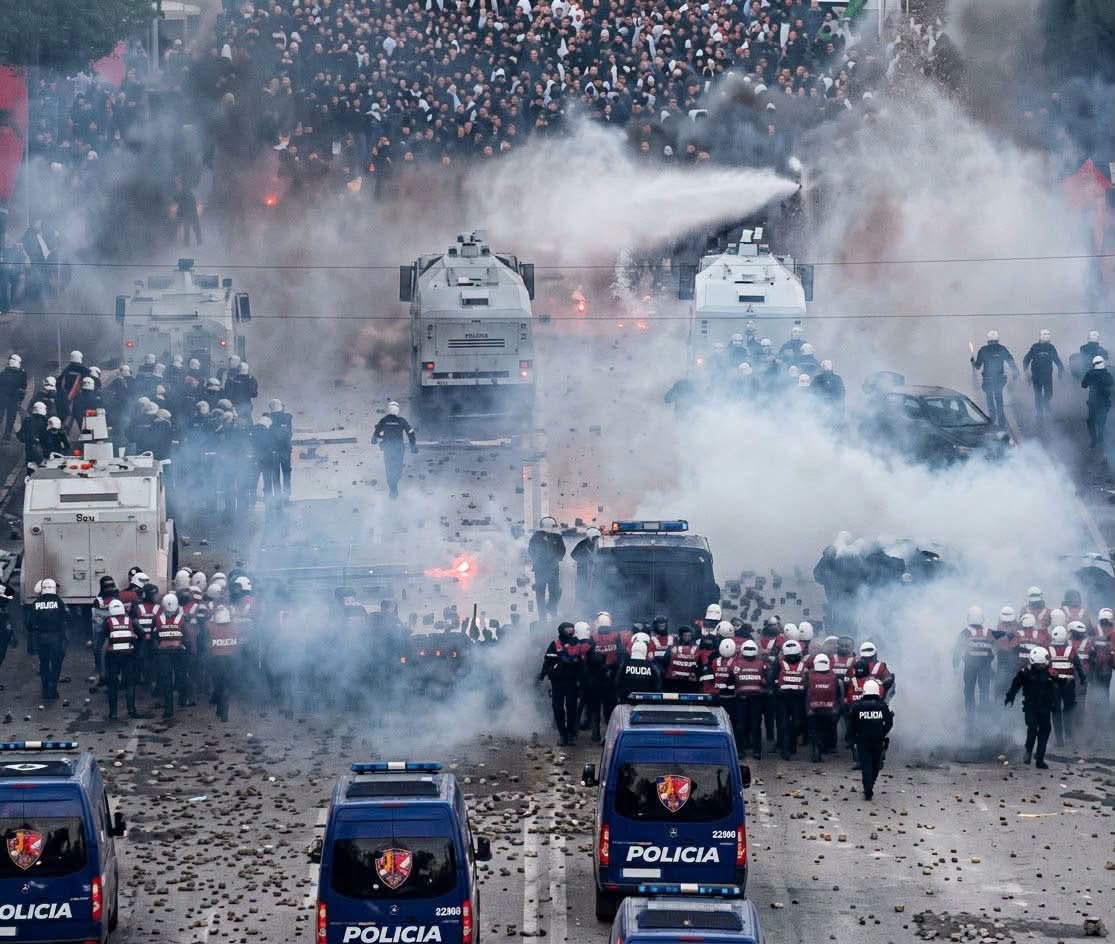 Përshkallëzohet dhuna në Tiranë  qindra të lënduar dhe mbi 160 protestues të arrestuar