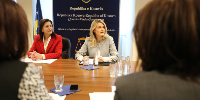 Ministrja Hoxha mori pjesë në takimin e Grupit punues për viktimat e dhunës seksuale gjatë luftës