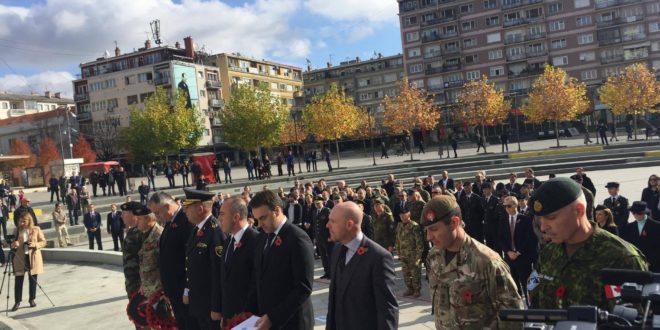 Kryeministri Haradinaj dhe ambasadori britanez O’Connell nderojnë dëshmorët britanikë
