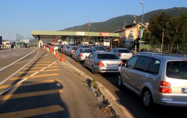 Për 12 orë  afër 13 mijë turist drejt Shqipërisë vetëm nëpermjet një pike doganore