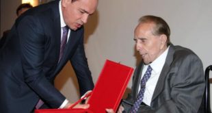 Nishani dekoron Senatorin Bob Dole, përkrahësin e Pavarësisë së Kosovës