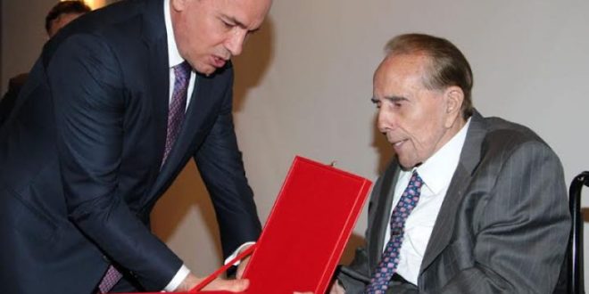 Nishani dekoron Senatorin Bob Dole, përkrahësin e Pavarësisë së Kosovës