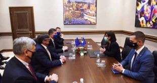 Ministrja, Donika Shvarc,  heq flamurin amerikan në zyrën e saj gjatë takimit me diplomatët Palmer e Lajçak