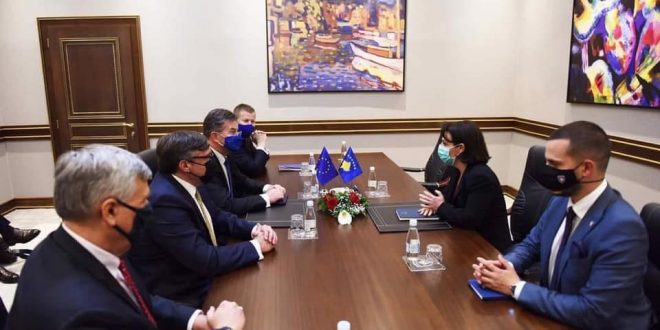 Ministrja, Donika Shvarc,  heq flamurin amerikan në zyrën e saj gjatë takimit me diplomatët Palmer e Lajçak