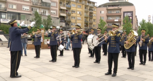 Në sheshet e kryeqytetit performon Orkestra Frymore e FSK-së me rastin e Ditës së Çlirimit