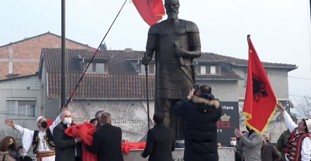 Në Ditën e Flamurit, në qytetin e Prizrenit, u inaugurua shtatorja e bronztë e Gjergj Kastriotit- Skënderbeut