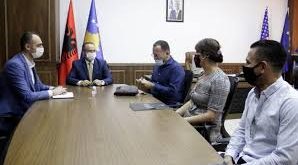Ministri, Vesel Krasniqi, u takua me kreun e OEK-së dhe përfaqësues të bizneseve të gastronomisë