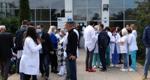 Stafi teknik shëndetësor proteston përsëri sot për mos marrjen e shtesave në paga prej 300 euro