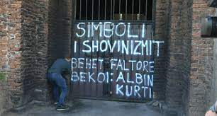 Aktivistët e PSD-së kanë shkruar në derën e Kishës serbe “Simoboli i shovinizmit bëhet faltore të cilën e bekoi, Albin Kurti