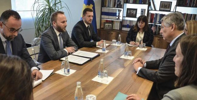 Ministri i Drejtësisë, Abelard Tahiri, ka pritur sot në takim njoftues Ambasadorin e ri të SHBA-ve në Kosovë, Philip Kosnett