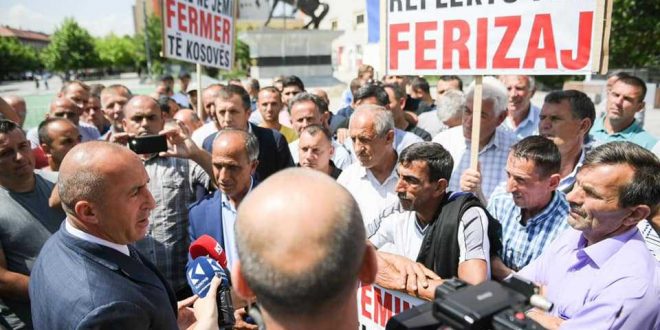 Kryeministri takon fermerët e Ferizajt të cilët kanë dalë për të protestuar sot para objektit të Qeverisë së Kosovës