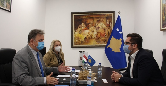 Ministri i Bujqësisë, Besian Mustafa e pret në takim ambasadorin e Hungarisë në Kosovë, Jozsef Bencze