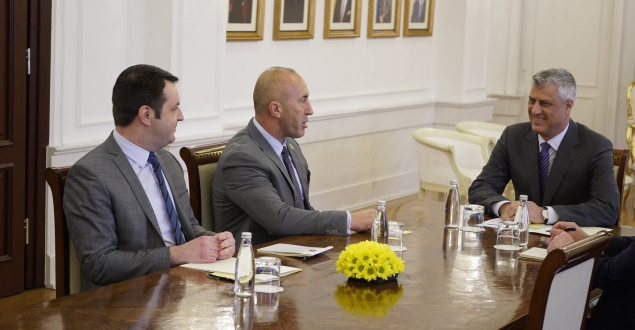 Ramush Haradinaj, Kadri Veseli dhe Fatmir Limaj biseduan me kryetarin e Kosovës, Hashim Thaçi