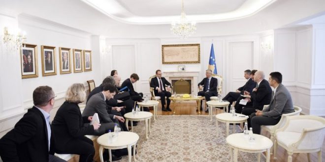 Kryetari Thaçi u thotë diplomatëve francezo-gjermanë se është për të vazhduar dialogu me Serbinë, por pa kushtëzime