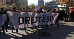 Sot në Mitrovicë mbahet Marshi Protestues: Drejtësi për vdekjen e aktivistit Astrit Dehari