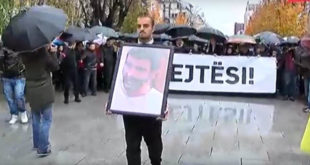 Në Prishtinë po mbahet marshi paqësor kushtuar vdekjes së Astrit Deharit