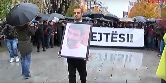 Në Prishtinë po mbahet marshi paqësor kushtuar vdekjes së Astrit Deharit