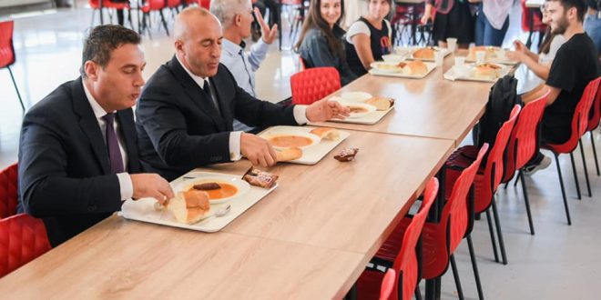 Kandidati për kryeministër nga koalicioni AAK-PSD, Ramush Haradinaj drekon me studentët në Qendrën e Studentëve