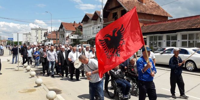 Skenderaj, me këngë e valle drejt qendrave të votimit