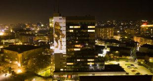 UNDP: Në ndërtesë e Qeverisë projektohet afishohet figura e Dinos me mesazhin: Mos zgjidh shfarosjen