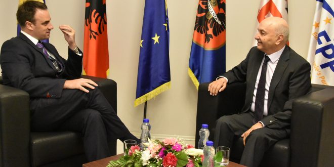 Kryetari i LDK-së, Isa Mustafa, ka pritur në takim ambasadorin e Britanisë së Madhe në Kosovë, Ruairi O’Connell
